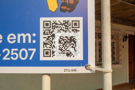 Casa à venda com 136m², 4 quartos e 2 vagas Casa à venda com 136m², 4 quartos e 2 vagasFachada