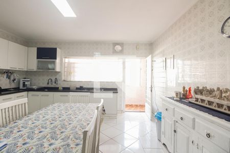 Casa à venda com 370m², 6 quartos e 5 vagasCozinha 