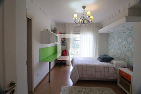 Casa à venda com 242m², 3 quartos e 5 vagasSuíte 2