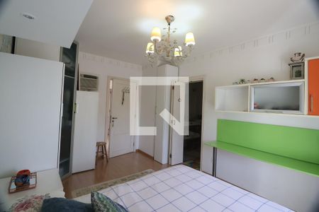 Casa à venda com 242m², 3 quartos e 5 vagasSuíte 2