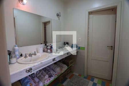 Casa à venda com 242m², 3 quartos e 5 vagasBanheiro da Suíte 1-2