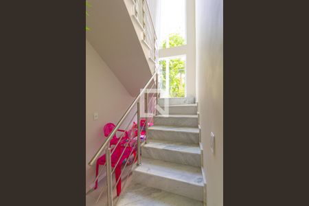 Casa para alugar com 160m², 3 quartos e 3 vagasEscada