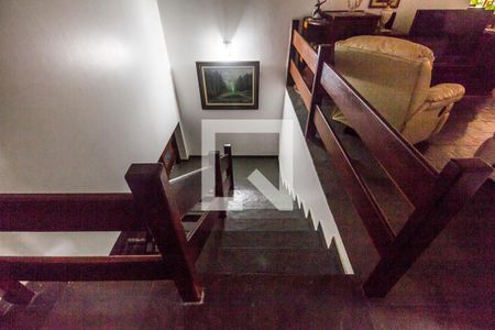 Casa de condomínio para alugar com 440m², 4 quartos e 4 vagasEscada