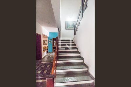 Casa de condomínio para alugar com 440m², 4 quartos e 4 vagasEscada