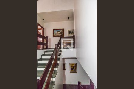 Casa de condomínio para alugar com 440m², 4 quartos e 4 vagasEscada