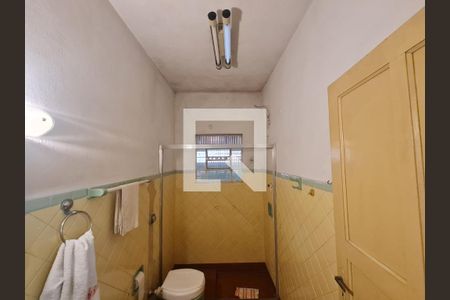 Casa à venda com 428m², 5 quartos e 5 vagasBanheiro social