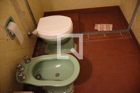 Casa à venda com 428m², 5 quartos e 5 vagasBanheiro social