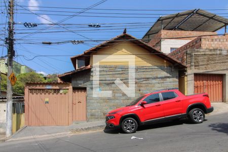 Casa à venda com 400m², 3 quartos e 6 vagas Casa à venda com 400m², 3 quartos e 6 vagasFachada