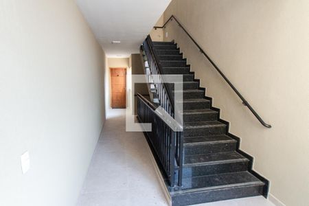 Casa de condomínio à venda com 47m², 2 quartos e 1 vaga Casa de condomínio à venda com 47m², 2 quartos e 1 vagaEscada