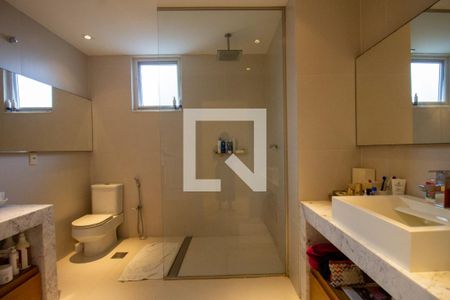 Casa à venda com 900m², 3 quartos e 4 vagasBanheiro da Suíte 1