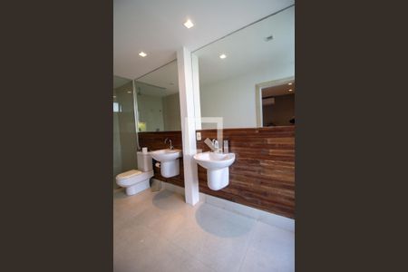 Casa à venda com 900m², 3 quartos e 4 vagasBanheiro da Suíte 2