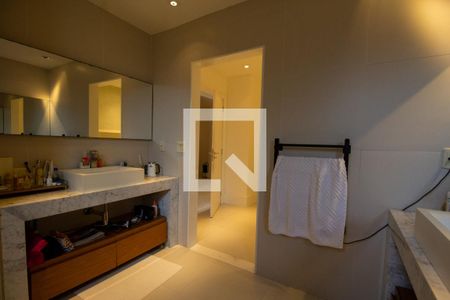 Casa à venda com 900m², 3 quartos e 4 vagasBanheiro da Suíte 1