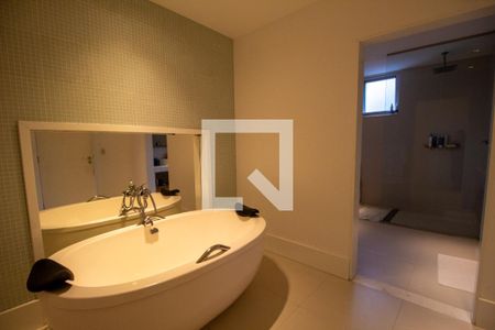 Casa à venda com 900m², 3 quartos e 4 vagasBanheiro da Suíte 1