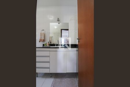 Casa de condomínio à venda com 235m², 4 quartos e 4 vagas Casa de condomínio à venda com 235m², 4 quartos e 4 vagasBanheiro da Suíte