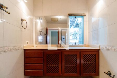 Casa à venda com 500m², 4 quartos e 5 vagasBanheiro do Quarto 4