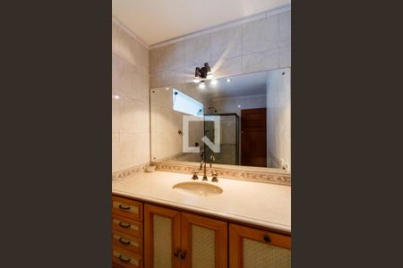 Casa à venda com 500m², 4 quartos e 5 vagasBanheiro do Quarto 1