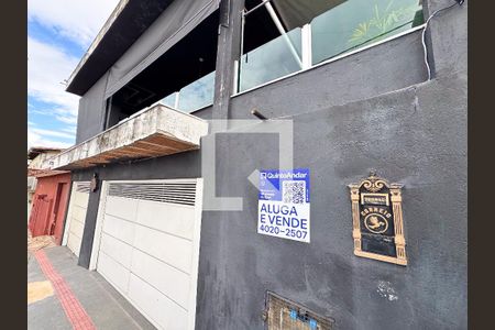 Casa à venda com 300m², 3 quartos e 2 vagasFachada e Placa