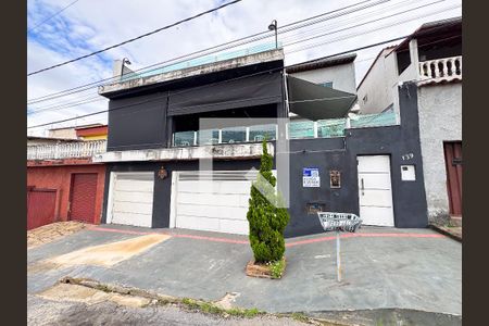 Casa à venda com 300m², 3 quartos e 2 vagasFachada e Placa