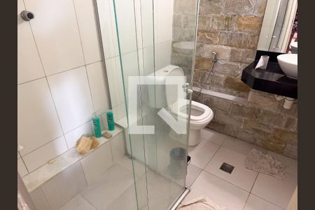 Casa à venda com 300m², 3 quartos e 2 vagasEdícula - Banheiro 