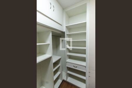 Apartamento à venda com 300m², 4 quartos e 4 vagas Apartamento à venda com 300m², 4 quartos e 4 vagasCloset Suíte 4