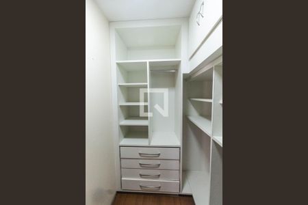 Apartamento à venda com 300m², 4 quartos e 4 vagas Apartamento à venda com 300m², 4 quartos e 4 vagasCloset Suíte 4