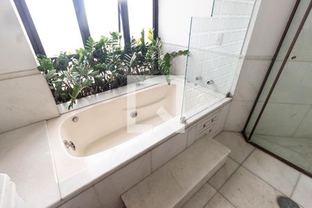 Apartamento à venda com 300m², 4 quartos e 4 vagas Apartamento à venda com 300m², 4 quartos e 4 vagasBanheiro Suíte 4