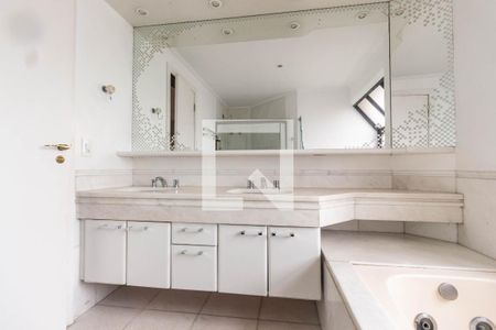 Apartamento à venda com 300m², 4 quartos e 4 vagas Apartamento à venda com 300m², 4 quartos e 4 vagasBanheiro Suíte 4