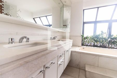 Apartamento à venda com 300m², 4 quartos e 4 vagas Apartamento à venda com 300m², 4 quartos e 4 vagasBanheiro Suíte 4