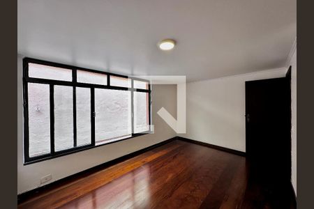 Casa à venda com 246m², 3 quartos e 3 vagas Casa à venda com 246m², 3 quartos e 3 vagasEscritório