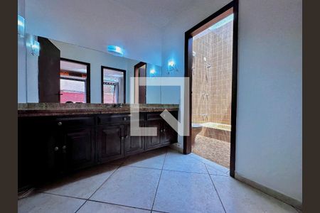 Casa à venda com 246m², 3 quartos e 3 vagas Casa à venda com 246m², 3 quartos e 3 vagasBanheiro Social