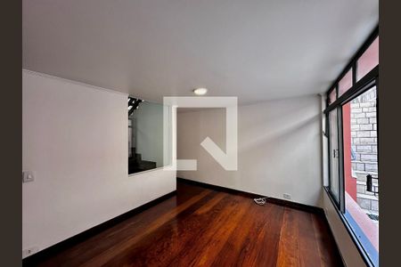 Casa à venda com 246m², 3 quartos e 3 vagas Casa à venda com 246m², 3 quartos e 3 vagasEscritório