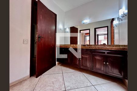 Casa à venda com 246m², 3 quartos e 3 vagas Casa à venda com 246m², 3 quartos e 3 vagasBanheiro Social