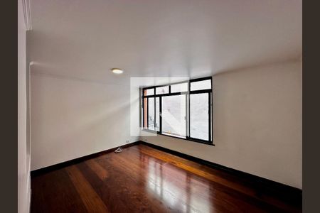 Casa à venda com 246m², 3 quartos e 3 vagas Casa à venda com 246m², 3 quartos e 3 vagasEscritório