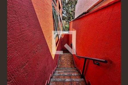 Casa à venda com 246m², 3 quartos e 3 vagas Casa à venda com 246m², 3 quartos e 3 vagasEscadas Área de Serviço