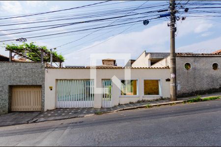 Casa à venda com 400m², 3 quartos e 6 vagasFachada