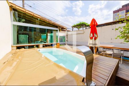 Casa à venda com 400m², 3 quartos e 6 vagasPiscina