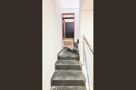 Apartamento para alugar com 105m², 2 quartos e 1 vaga Apartamento para alugar com 105m², 2 quartos e 1 vagaEscada