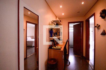 Casa à venda com 190m², 5 quartos e 1 vagaEscritório - Corredor de acesso aos quartos 