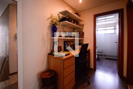 Casa à venda com 190m², 5 quartos e 1 vagaEscritório - Corredor de acesso aos quartos 