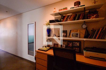 Casa à venda com 190m², 5 quartos e 1 vagaEscritório - Corredor de acesso aos quartos 