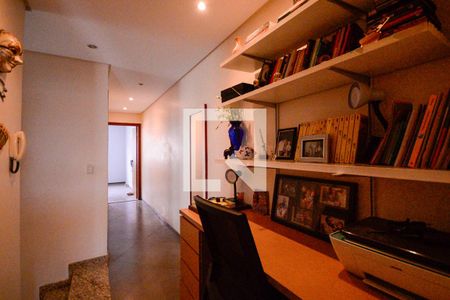 Casa à venda com 190m², 5 quartos e 1 vagaEscritório - Corredor de acesso aos quartos 