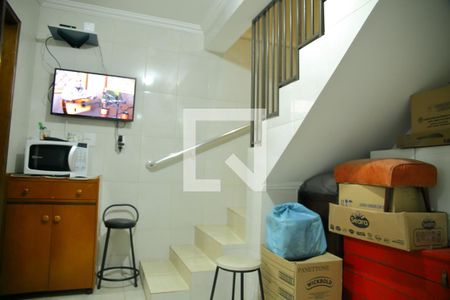 Casa à venda com 120m², 2 quartos e 2 vagasEscada