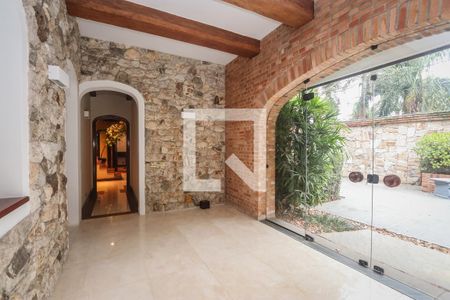 Casa de condomínio à venda com 984m², 4 quartos e 8 vagas Casa de condomínio à venda com 984m², 4 quartos e 8 vagasEntrada