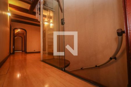 Casa de condomínio à venda com 984m², 4 quartos e 8 vagas Casa de condomínio à venda com 984m², 4 quartos e 8 vagasCorredor