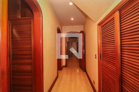 Casa de condomínio à venda com 984m², 4 quartos e 8 vagas Casa de condomínio à venda com 984m², 4 quartos e 8 vagasCloset da Suíte 1