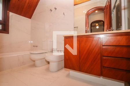 Casa de condomínio à venda com 984m², 4 quartos e 8 vagas Casa de condomínio à venda com 984m², 4 quartos e 8 vagasBanheiro da Suíte 3