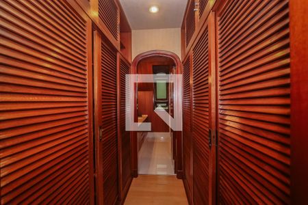 Casa de condomínio à venda com 984m², 4 quartos e 8 vagas Casa de condomínio à venda com 984m², 4 quartos e 8 vagasCloset da Suíte 1