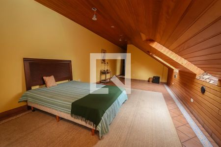 Casa de condomínio à venda com 984m², 4 quartos e 8 vagas Casa de condomínio à venda com 984m², 4 quartos e 8 vagasSótão da casa da Piscina 2