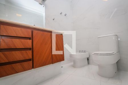 Casa de condomínio à venda com 984m², 4 quartos e 8 vagas Casa de condomínio à venda com 984m², 4 quartos e 8 vagasBanheiro
