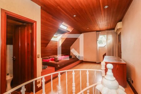 Casa de condomínio à venda com 984m², 4 quartos e 8 vagas Casa de condomínio à venda com 984m², 4 quartos e 8 vagasSótão